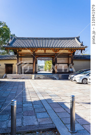 奈良県生駒郡斑鳩町の法隆寺　東大門（国宝） 110941979