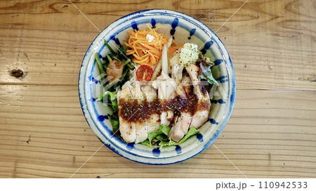 塩麹で漬けた鶏肉と野菜の丼 110942533
