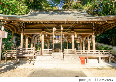 奈良県大和郡山市の矢田坐久志玉比古神社(矢田神社) 拝殿 奈良県大和郡山市の矢田坐久志玉比古神社(矢田神社) 拝殿 110942693