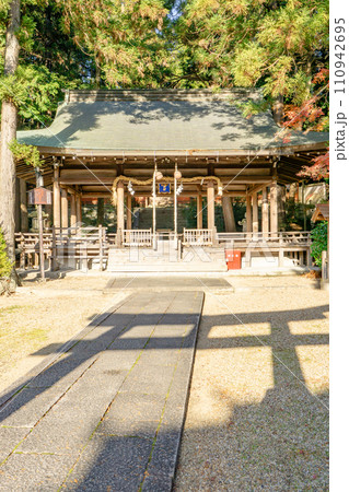 奈良県大和郡山市の矢田坐久志玉比古神社（矢田神社）　拝殿 110942695
