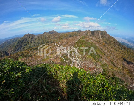 芦別岳稜線からの夕張山地北部の稜線 芦別岳稜線からの夕張山地北部の稜線 110944571