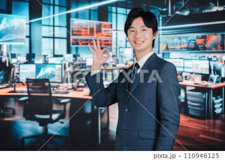 証券会社で働くビジネスマン 証券会社で働くビジネスマン 110946125