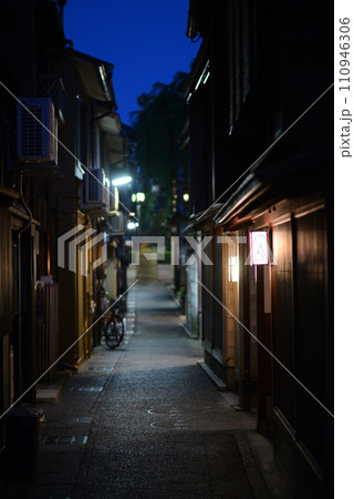 金沢主計町茶屋街の風景 金沢主計町茶屋街の風景 110946306