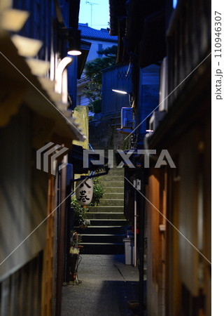 金沢主計町茶屋街の風景 金沢主計町茶屋街の風景 110946307
