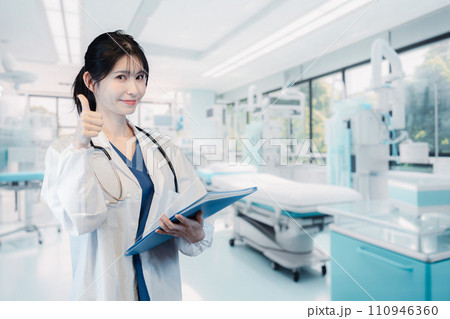 病院で活躍する女性のドクター 110946360