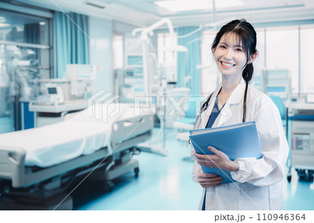 病院で活躍する女性のドクター 病院で活躍する女性のドクター 110946364