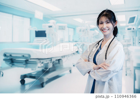 病院で活躍する女性のドクター 110946366