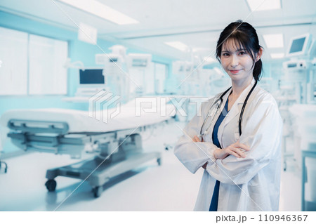病院で活躍する女性のドクター 110946367