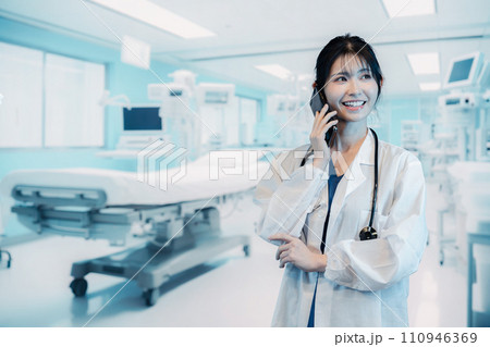 病院で活躍する女性のドクター 病院で活躍する女性のドクター 110946369