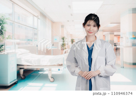 病院で活躍する女性のドクター 110946374