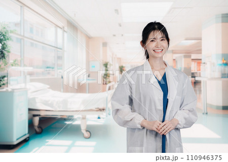 病院で活躍する女性のドクター 110946375