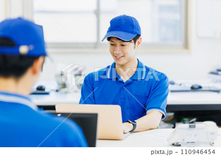 デスクワークをするセールスドライバー デスクワークをするセールスドライバー 110946454