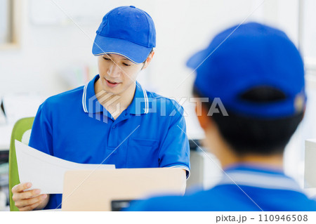 打ち合わせをするセールスドライバー 打ち合わせをするセールスドライバー 110946508