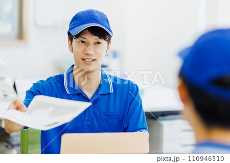 打ち合わせをするセールスドライバー 打ち合わせをするセールスドライバー 110946510