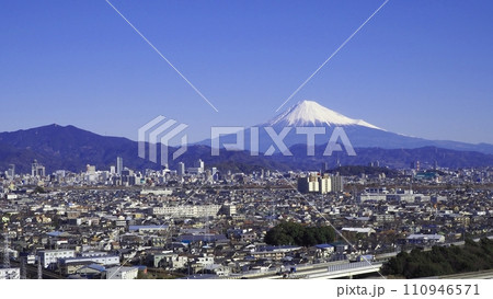 ＜静岡市＞富士山と静岡市街（静岡市街を一望） 110946571