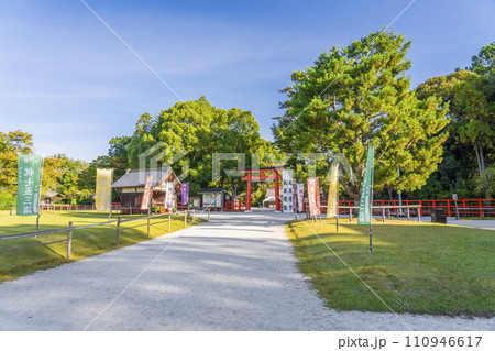 上賀茂神社　二の鳥居までの参道（京都市北区上賀茂本山） 110946617
