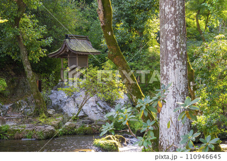 上賀茂神社　岩の上にある岩本神社（京都市北区上賀茂本山） 110946645