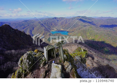 恵庭岳山頂標識とオコタンぺ湖・漁岳・羊蹄山 恵庭岳山頂標識とオコタンぺ湖・漁岳・羊蹄山 110946740