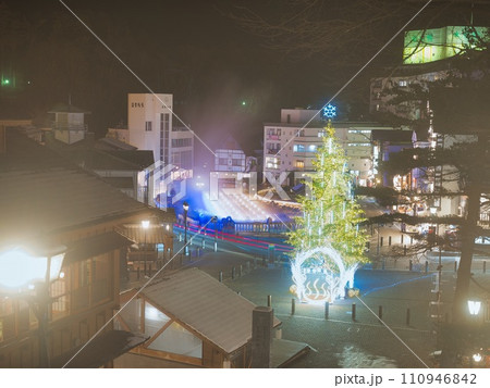 夜のくさつ湯畑イルミネーションと車の流れるテールランプ 110946842