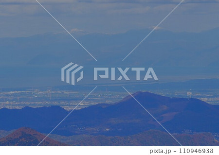 恵庭岳山頂からの積雪した暑寒別岳の山々 110946938