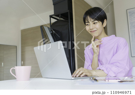 自宅でリモートワークする若い女性 110946971