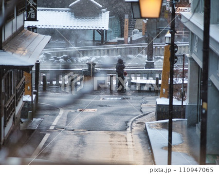 雪の草津湯畑を撮る 110947065