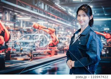 自動車工場で働く若い女性 110947422