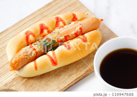 フランクフルトソーセージパン（ホットドッグ）とコーヒーでランチタイム 110947688