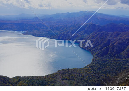 恵庭岳稜線からの支笏湖とホロホロ山 110947887