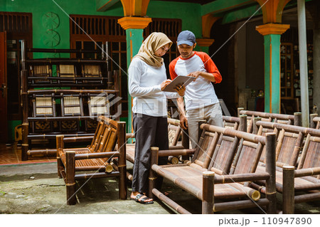 Asian Muslim men and women bamboo businessmen using digital tablets Asian Muslim men and women bamboo businessmen using digital tablets 110947890