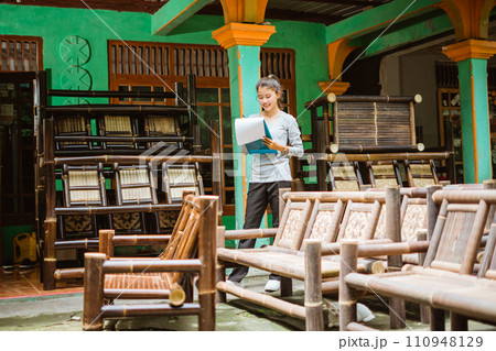 Asian girl using a clipboard to check the quantity 110948129