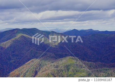 恵庭岳西峰山頂からの余市岳 110948187