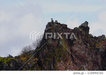恵庭岳西峰山頂からの本峰の山頂標識 恵庭岳西峰山頂からの本峰の山頂標識 110948192