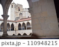 ポルトガル　トマール　世界遺産　キリスト修道院　塔と回廊とアーチ 110948215