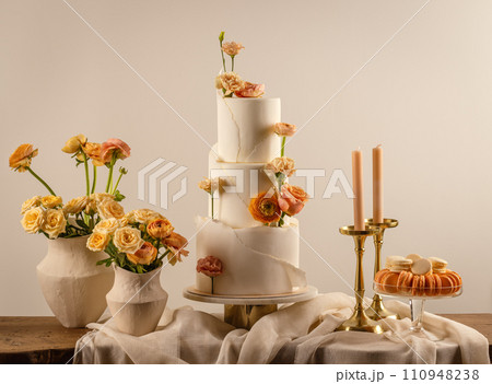 Big stylish wedding cake 110948238