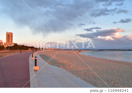 神戸・須磨海岸の夕焼け 神戸・須磨海岸の夕焼け 110948241