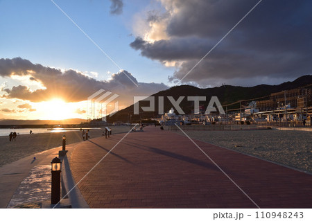 神戸・須磨海岸の夕陽 神戸・須磨海岸の夕陽 110948243