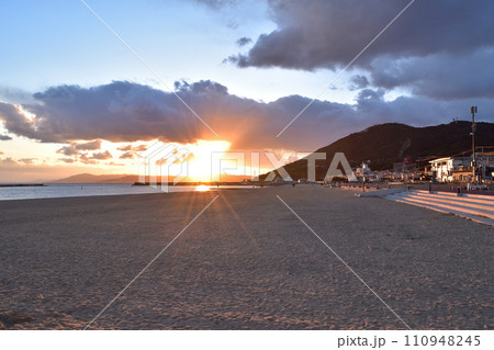 神戸・須磨海水浴場の夕陽 神戸・須磨海水浴場の夕陽 110948245