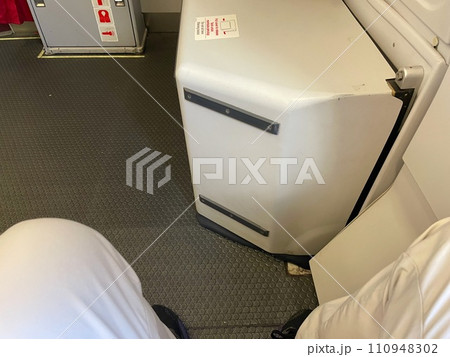 航空機非常扉の座席の様子 航空機非常扉の座席の様子 110948302