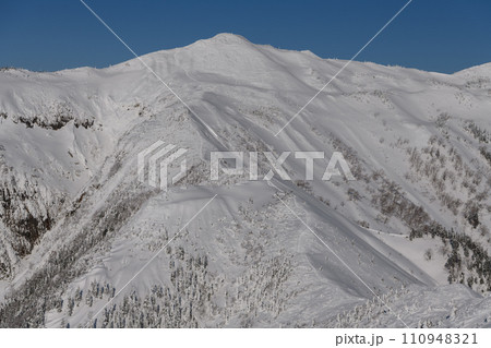 剣ヶ峰山から見た冬の武尊山 110948321