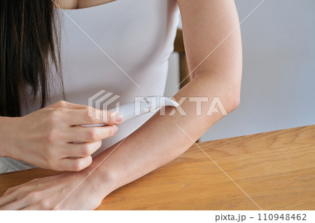 電気シェーバーで腕毛を剃る30代女性 電気シェーバーで腕毛を剃る30代女性 110948462