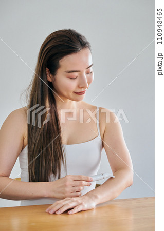 電気シェーバーで腕毛を剃る30代女性 電気シェーバーで腕毛を剃る30代女性 110948465
