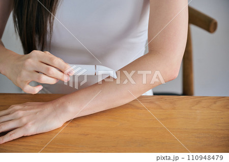 電気シェーバーで腕毛を剃る30代女性 電気シェーバーで腕毛を剃る30代女性 110948479
