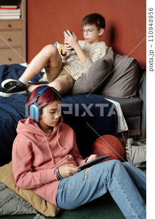 Two intercultural kids with gadgets 110948956