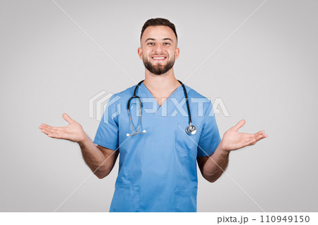 Male nurse with open hands in a welcoming pose 110949150