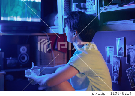 Young woman watching old TV set 110949214