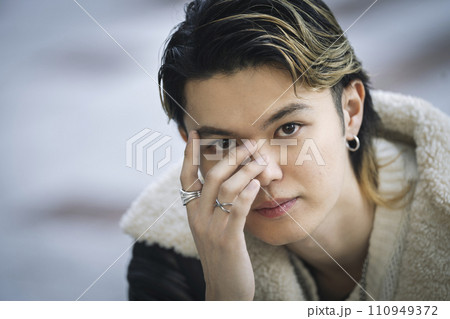 カメラ目線の20代の男性 ポートレート カメラ目線の20代の男性 ポートレート 110949372