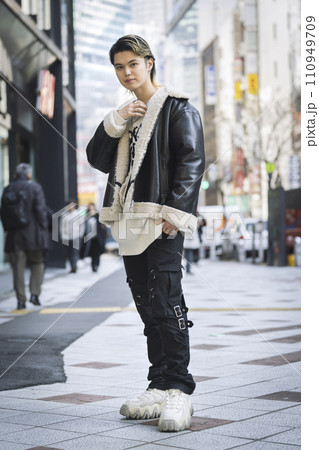 カメラ目線の20代の男性　全身　ポートレート 110949709