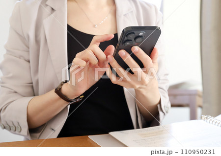 スマホを使う手元 ビジネスイメージ スマホを使う手元 ビジネスイメージ 110950231