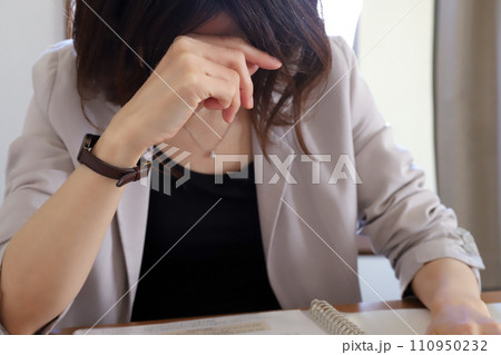 落ち込む女性 絶望イメージ 落ち込む女性 絶望イメージ 110950232